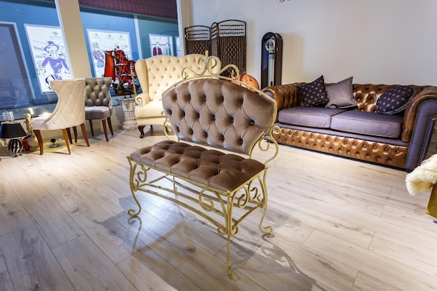 Minsk BÉLARUS DÉCEMBRE 2018 banc de style chester pour l'intérieur loft d'élite dans la salle d'exposition de meubles de magasin coûteux