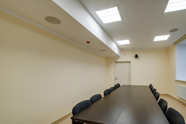 MINSK BÉLARUS FÉVRIER 2022 rangées de sièges à l'intérieur d'une salle de conférence vide moderne pour les réunions d'affaires