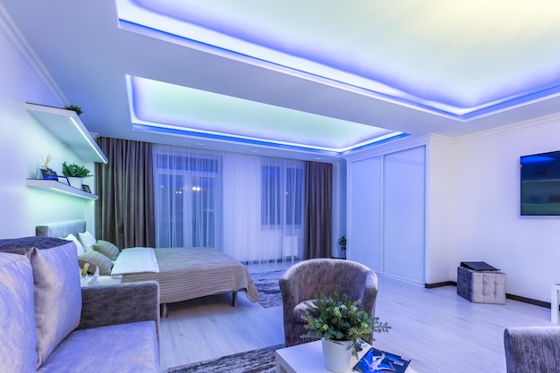MINSK BÉLARUS Janvier 2019 Intérieur de la chambre à coucher moderne dans un loft de style clair d'appartements chers à la lumière au néon