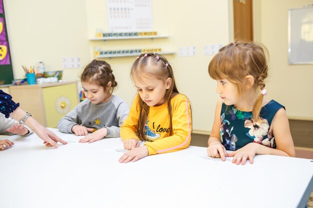 MINSK BÉLARUS JANVIER 2020 élèves en classe de développement des enfants