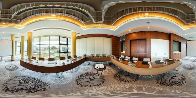 MINSK BÉLARUS JUILLET 2017 panorama sphérique complet sans soudure vue d'angle à 360 degrés à l'intérieur de la salle de conférence vide moderne pour les réunions d'affaires en projection équirectangulaire contenu skybox VR