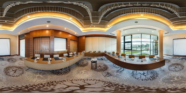 MINSK BÉLARUS JUILLET 2017 panorama sphérique complet sans soudure vue d'angle à 360 degrés à l'intérieur de la salle de conférence vide moderne pour les réunions d'affaires en projection équirectangulaire contenu skybox VR