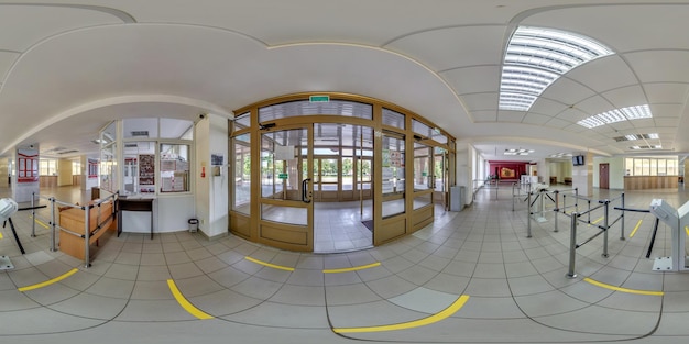 MINSK BÉLARUS JUILLET 2021 Panorama hdri 360 entièrement sphérique et harmonieux à l'intérieur du point de contrôle de la réception avec tourniquets dans le bâtiment administratif en projection équirectangulaire contenu VR