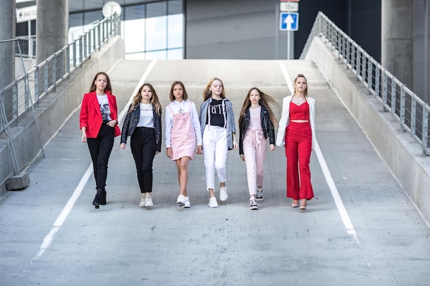 MINSK BÉLARUS JUIN 2021 groupe d'adolescentes en vêtements à la mode
