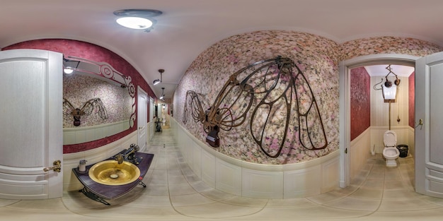 MINSK BÉLARUS MAI 2019 panorama sphérique complet et harmonieux vue à 360 degrés dans des toilettes intérieures élégantes dans des toilettes publiques pour femmes avec ailes grand papillon en métal pour selfie en projection équirectangulaire