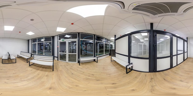 MINSK BÉLARUS MAI 2020 panorama hdri complet et harmonieux 360 à l'intérieur de la salle d'attente vide avec des bancs en projection équirectangulaire pour le contenu VR AR