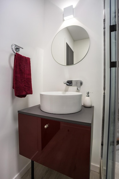 MINSK BÉLARUS MARS 2020 robinet d'eau lavabo avec robinet dans une salle de bains loft coûteuse détail d'une cabine de douche d'angle avec fixation murale pour douche