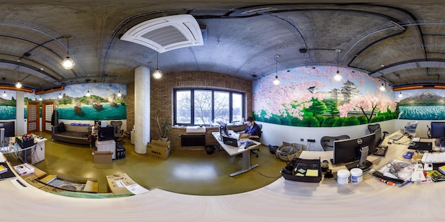 MINSK BÉLARUS OCTOBRE 2015 Panorama complet sans couture vue à 360 degrés dans la salle d'assistance de l'administrateur système intérieur dans le coworking moderne en projection sphérique équirectangulaire