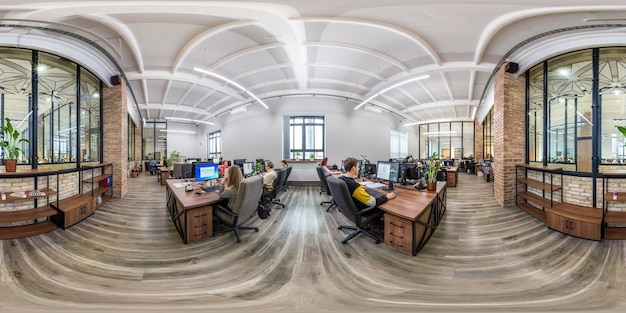 MINSK BÉLARUS OCTOBRE 2019 panorama hdri sphérique complet et harmonieux 360 dans la salle de travail intérieure d'un bureau de coworking moderne avec des travailleurs en projection équirectangulaire contenu VR