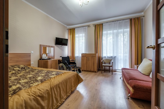 MINSK BÉLARUS OCTOBRE 2020 Intérieur de la chambre avec fauteuil roulant dans des appartements ou un hôtel pour personnes handicapées personnes handicapées personnes âgées femmes enceintes