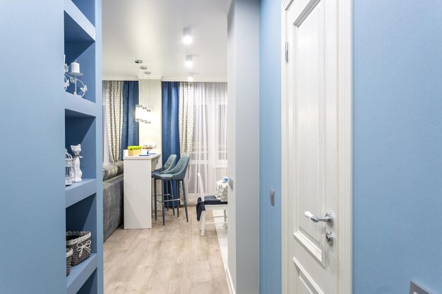 MINSK BÉLARUS SEPTEMBRE 2019 porte dans le hall d'entrée moderne du couloir de couleur bleu clair dans des appartements chers