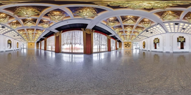 MINSK BÉLARUS 28 JUILLET 2016 Panorama à l'intérieur d'une immense salle de banquet vide Plein panorama sphérique harmonieux de 360 par 180 degrés en projection équirectangulaire équidistante