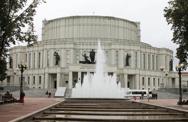 Minsk Belarus Opéra et théâtre de ballet avec fontaine