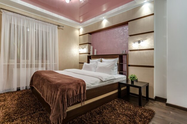 MINSK BÉLARUS SEPTEMBRE 2019 Intérieur de la chambre de luxe moderne dans des studios de style marron et rose clair