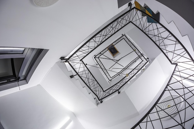 MINSK BÉLARUS SEPTEMBRE 2020 escaliers blancs sortie d'urgence et d'évacuation escalier en colimaçon dans l'échelle supérieure dans un nouvel immeuble de bureaux