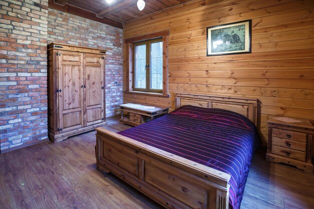 Minsk Biélorussie 21 DÉCEMBRE 2016 Intérieur de chambre vintage avec style écologique en bois propre dans la maison de vacances