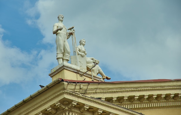 Minsk, Biélorussie. Groupe sculptural sur la façade du Palais de la Culture des Syndicats, 12 août 2019