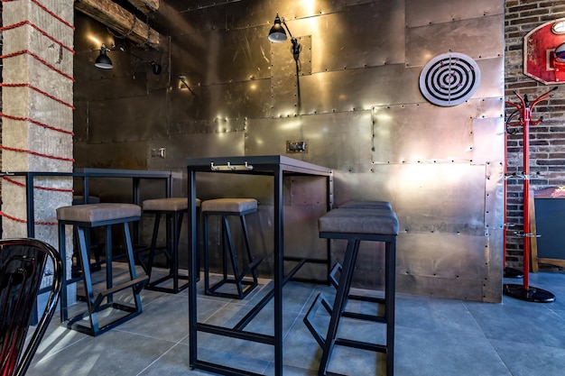 Minsk Biélorussie mars 2019 à l'intérieur de l'intérieur dans un bar sport pub moderne avec un style design loft sombre avec des chaises rouges