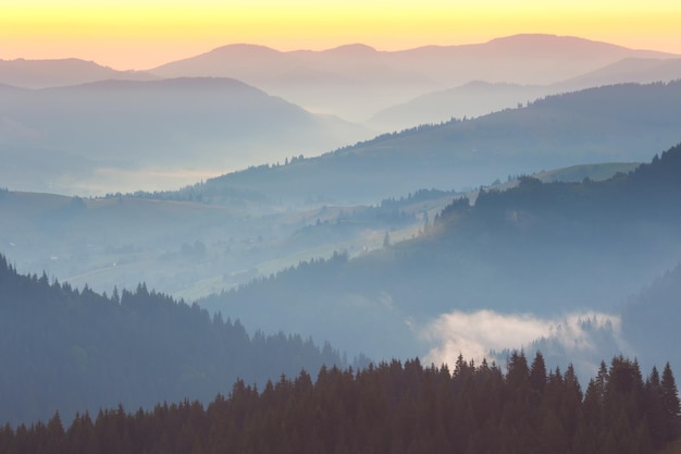 Une minute avant le lever du soleil Chaîne de montagnes Fond de paysage