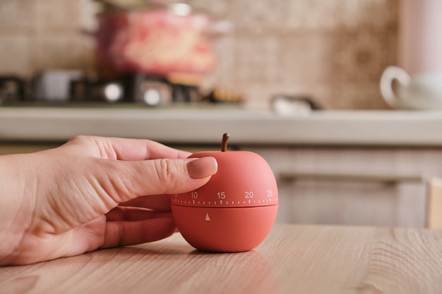 Minuterie de cuisine moderne en forme de pomme sur le fond de la cuisine