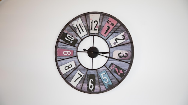 Minuterie vintage ronde ancienne grande horloge en bois rétro à l'intérieur du mur avec de grands chiffres