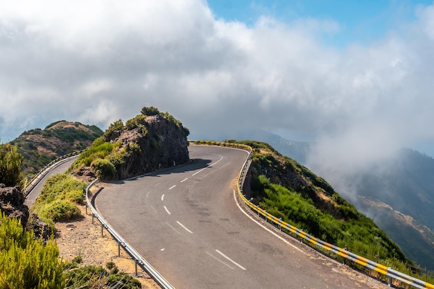 Miradouro Lombo do Mouro road dans un point de vue sur la montagne de Madère en été Portugal