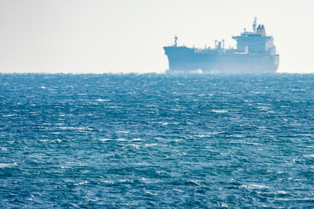 Mirage de gros navire sur la ligne d'horizon de la mer