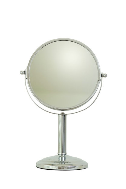 Miroir argenté pour le maquillage isolé sur fond blanc