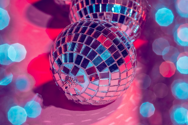 Miroir boules disco sur rose. Fête, vie nocturne
