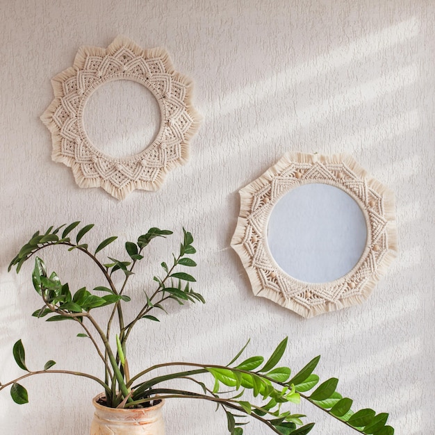 Miroir et couronne en macramé sur un mur blanc Ecostyle Matériaux naturels