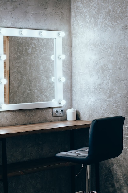 Miroir avec lampes dans une salle de maquillage moderne