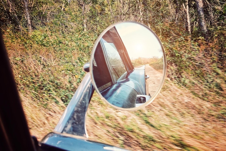 Photo miroir latéral de voiture avec réflexion sur le terrain