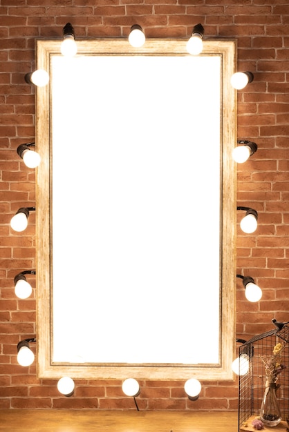 Photo miroir de maquillage de style vintage avec lumière avec un tracé de détourage d'espace vide au milieu