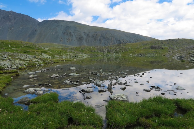 Miroir de montagne lac clair. Vallée des 7 lacs. Montagnes de l&#39;Altaï, Russie