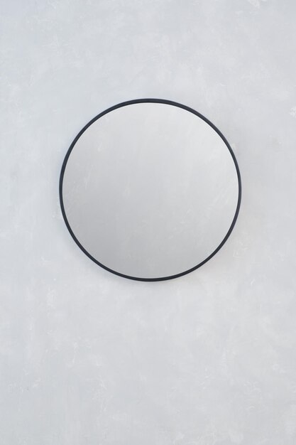 Photo un miroir rond noir sur fond blanc