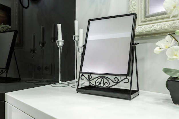 Miroir sur la table de maquillage dans la chambre des dames