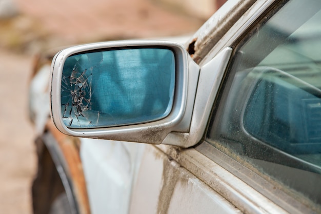 Miroir de voiture cassé. Miroir de voiture cassé