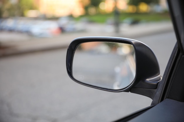 Photo le miroir de voiture dans une photo symbolise la perspective de réflexion et la conscience. il représente le lutin