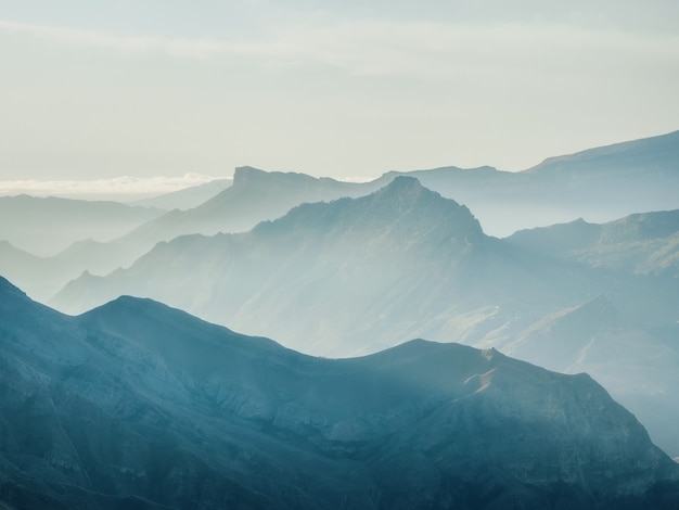 Mise au point douce. Silhouette des montagnes du Caucase. Paysage de montagne en couches brumeux.