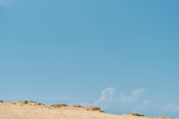 Mise au point floue douce Ciel bleu ensoleillé avec des nuages au-dessus de la mer et des fonds d'écran de montagnes pour votre bureau Affiche de flou abstrait ou bannière publicitaire