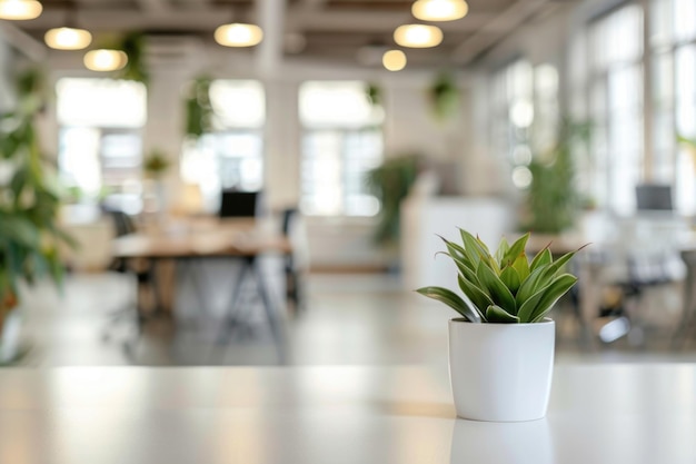 La mise au point floue de l'intérieur du bureau en espace ouvert blanc peut être utilisée comme arrière-plan