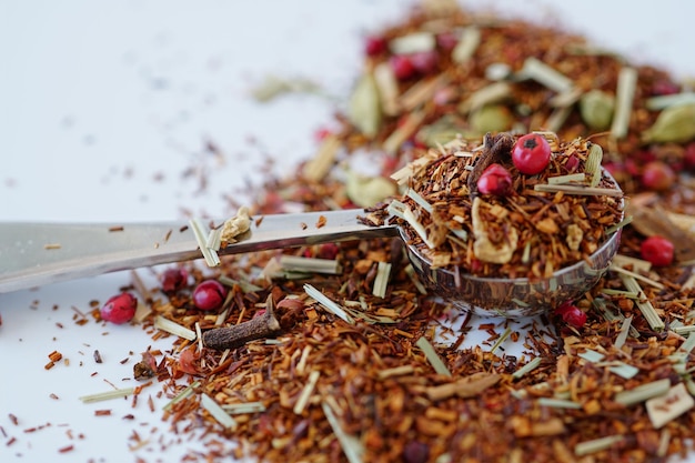 Mise au point peu profonde de thé Rooibos isolé sur fond blanc