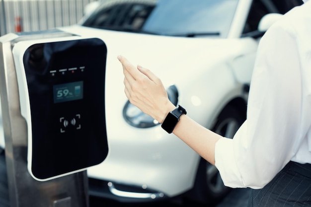 La mise au point progressive de la montre en gros plan montre la recharge de l'état de la batterie de la voiture EV