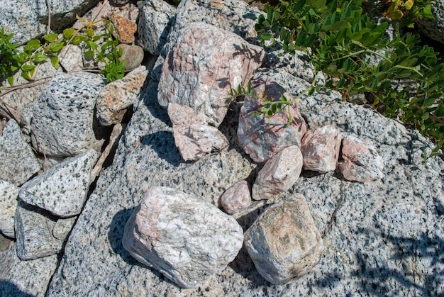 Mise au point sélective. Belles pierres. Granit et quartz.