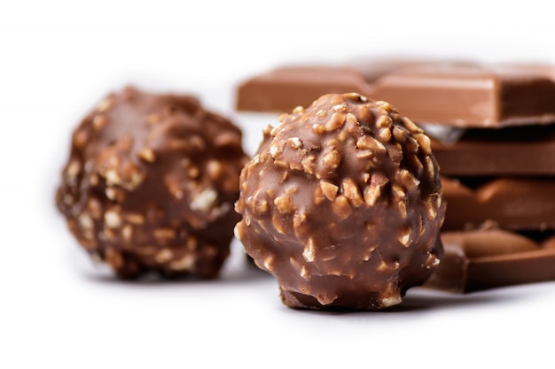Mise au point sélective de bonbons au chocolat recouverts de noix
