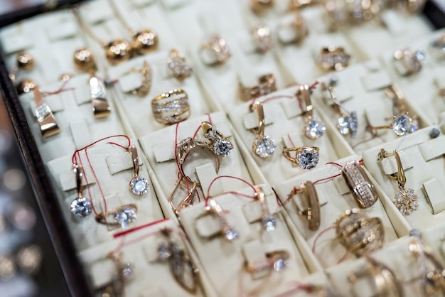 Mise au point sélective sur les boucles d'oreilles dorées avec anneau sur vitrine