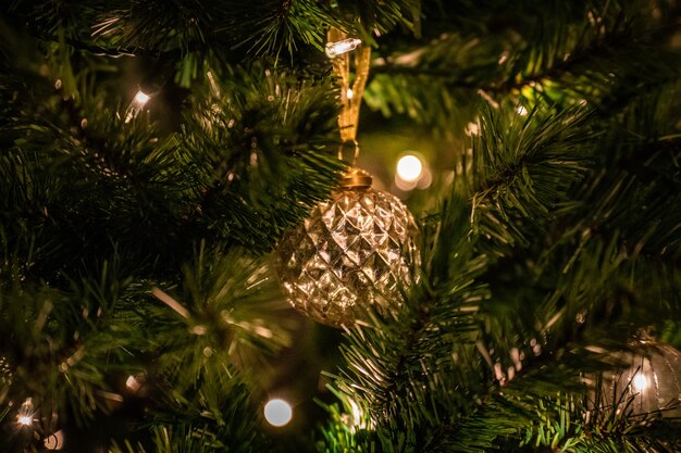 Mise au point sélective d'une boule d'arbre de Noël et de lumières