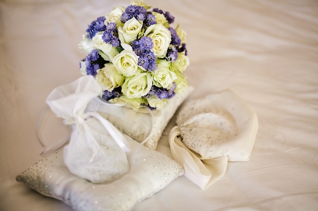 Mise au point sélective sur le bouquet de mariée avec des fleurs de couleur pastel