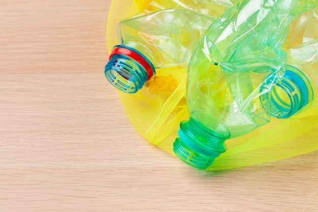 Mise au point sélective, bouteille en plastique recyclant les déchets