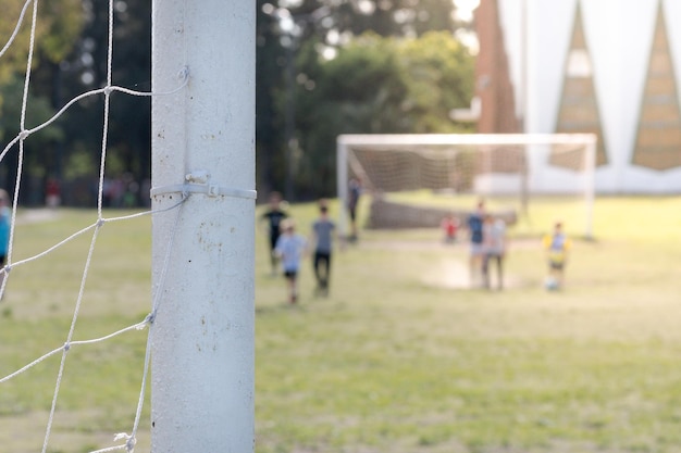 Mise au point sélective sur un but de football et un jeu d'arrière-plan